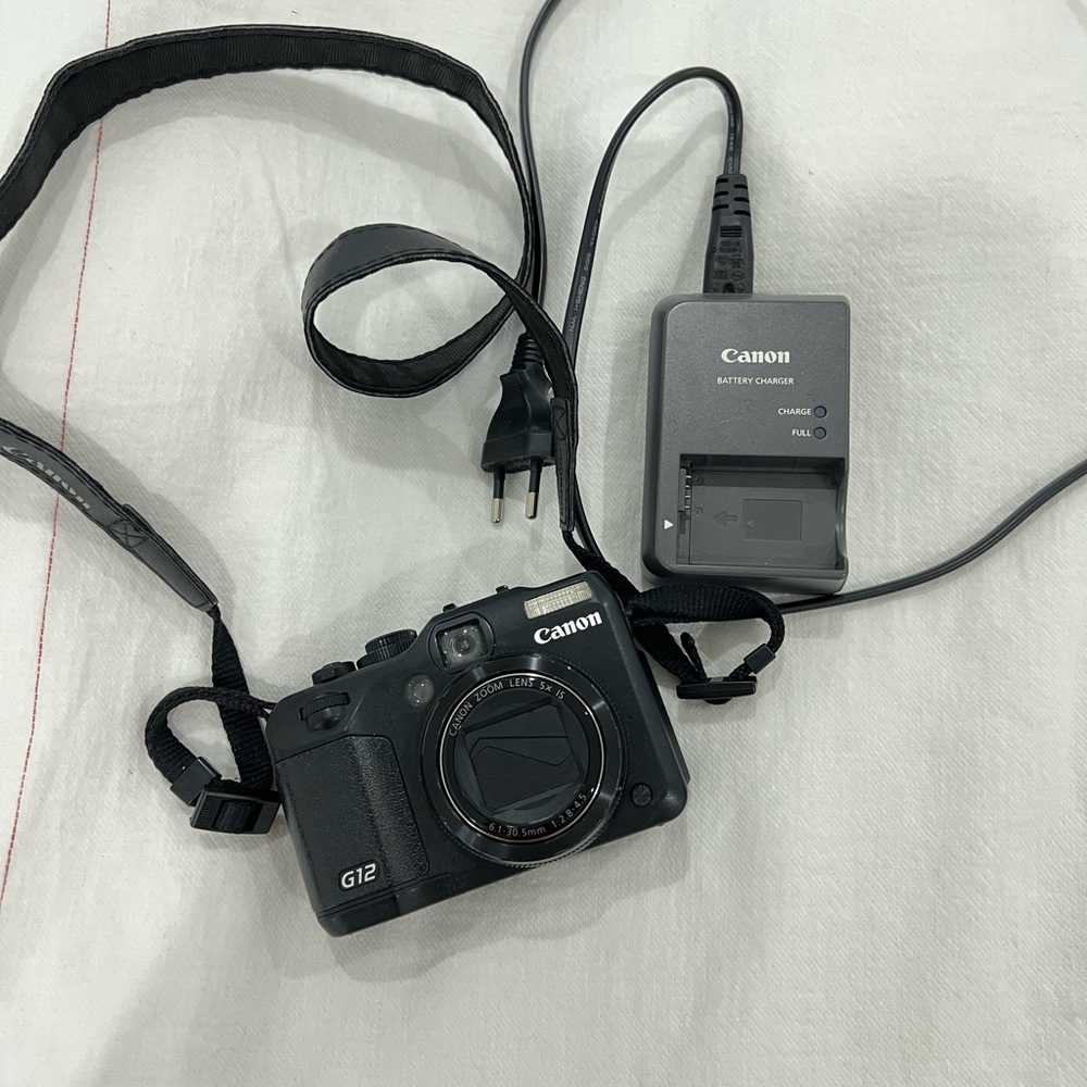 Canon G12 Black Digital Camera with Charger Set